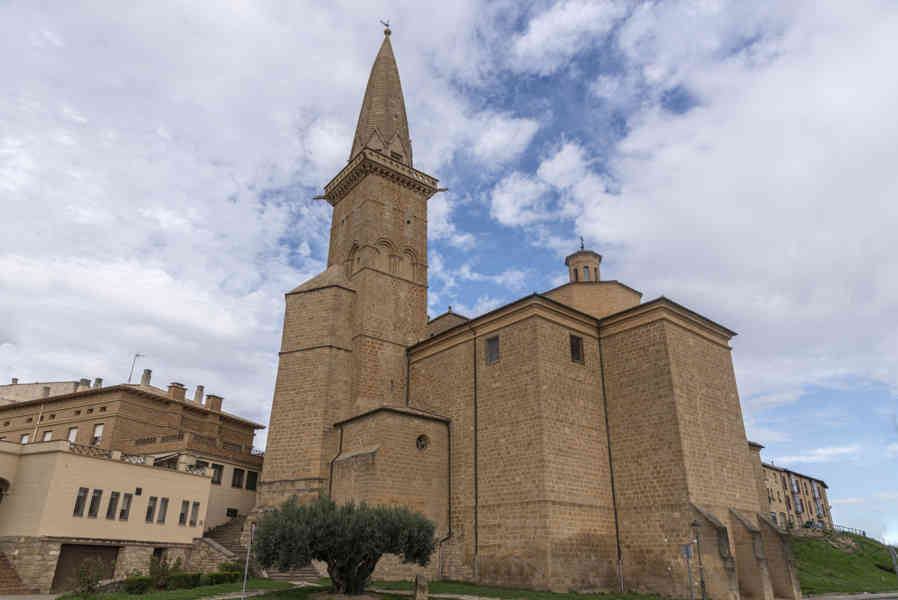 Comunidad Foral de Navarra 073 - Olite - iglesia de San Pedro.jpg